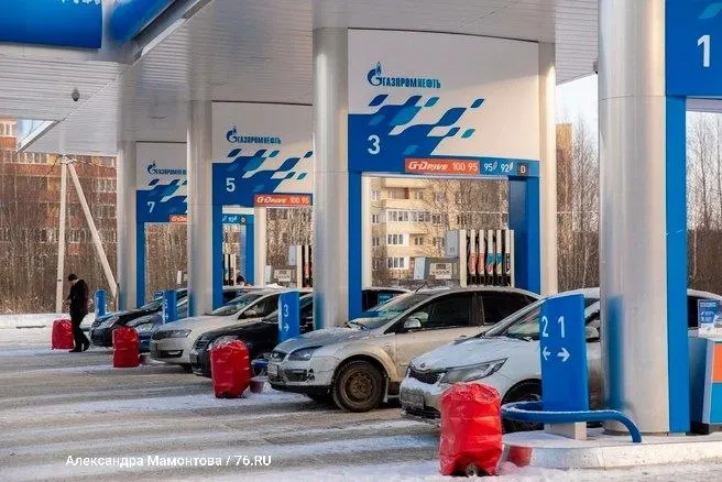 Клиенты смогут заправлять топливо в любом требуемом объёме и оплачивать после заправки; ограничения сняты в Москве, Московской области и других регионах.