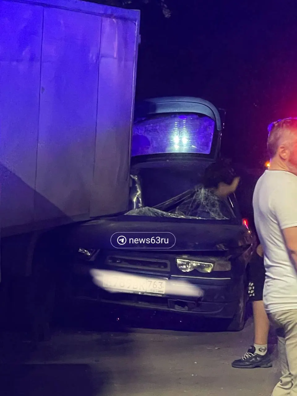На проспекте Юных Пионеров в Кировском районе Самары произошло ДТП между легковым автомобилем и микроавтобусом; пострадали подростки.