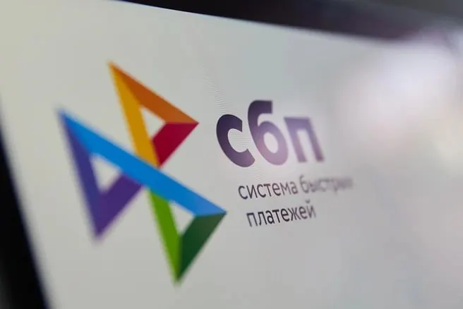 Новый закон позволяет Росфинмониторингу собирать данные о платежах и переводах через Мир, СБП и единый QR‑код для усиления противодействия отмыванию преступных доходов.