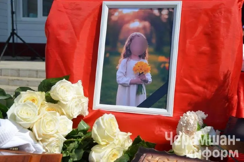 Погибшая вчера пятилетняя Ева похоронена в Черемшанском районе Самарской области; родители и близкие скорбят, а жители поддерживают семью.