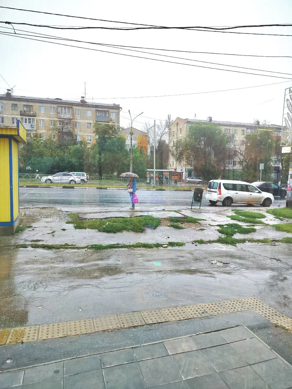 Месяц назад остановка на пересечении ул. Карбышева и Гагарина исчезла. Сейчас горожане вынуждены ждать автобусы на голом участке земли, под ливнем или палящим солнцем; с приближением дождливого сезона ситуация может ухудшиться.