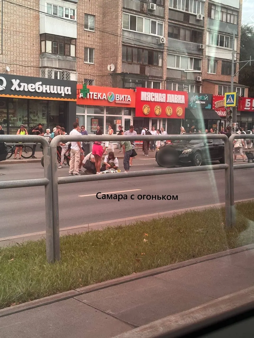 Пострадавшего увезли в больницу; на месте работают сотрудники полиции и скорая помощь.