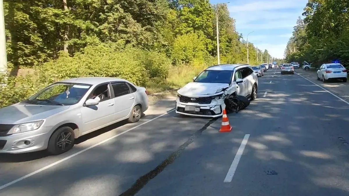В Тольятти на Лесопарковом шоссе водитель Kia выехал на встречную полосу и столкнулся с двумя автомобилями. Все пострадавшие проходят амбулаторное лечение.