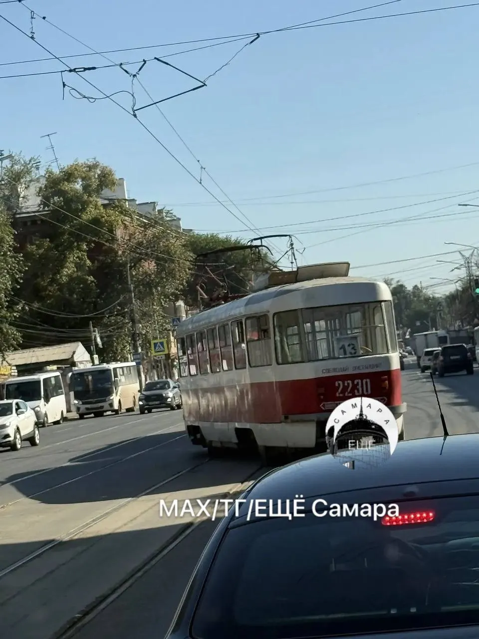 На месте работают аварийно-диспетчерские службы; движение трамваев ограничено.