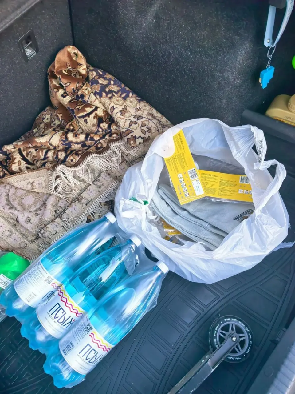 Жители Самары собирают питьевую воду, продукты и средства индивидуальной защиты для пожарных, работающих на месте атаки беспилотника на склад в Новосемейкино.