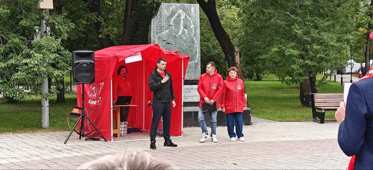 Стихийная акция в гайд-парке собрала около ста человек в поддержку Николая Бондаренко, осуждённого по статье об экстремизме и лишённого права участвовать в выборах.
