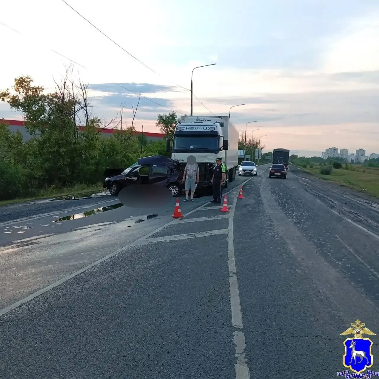 На трассе Самарской области в Волжском районе погиб 19-летний водитель LADA Kalina после столкновения с грузовиком Volvo.