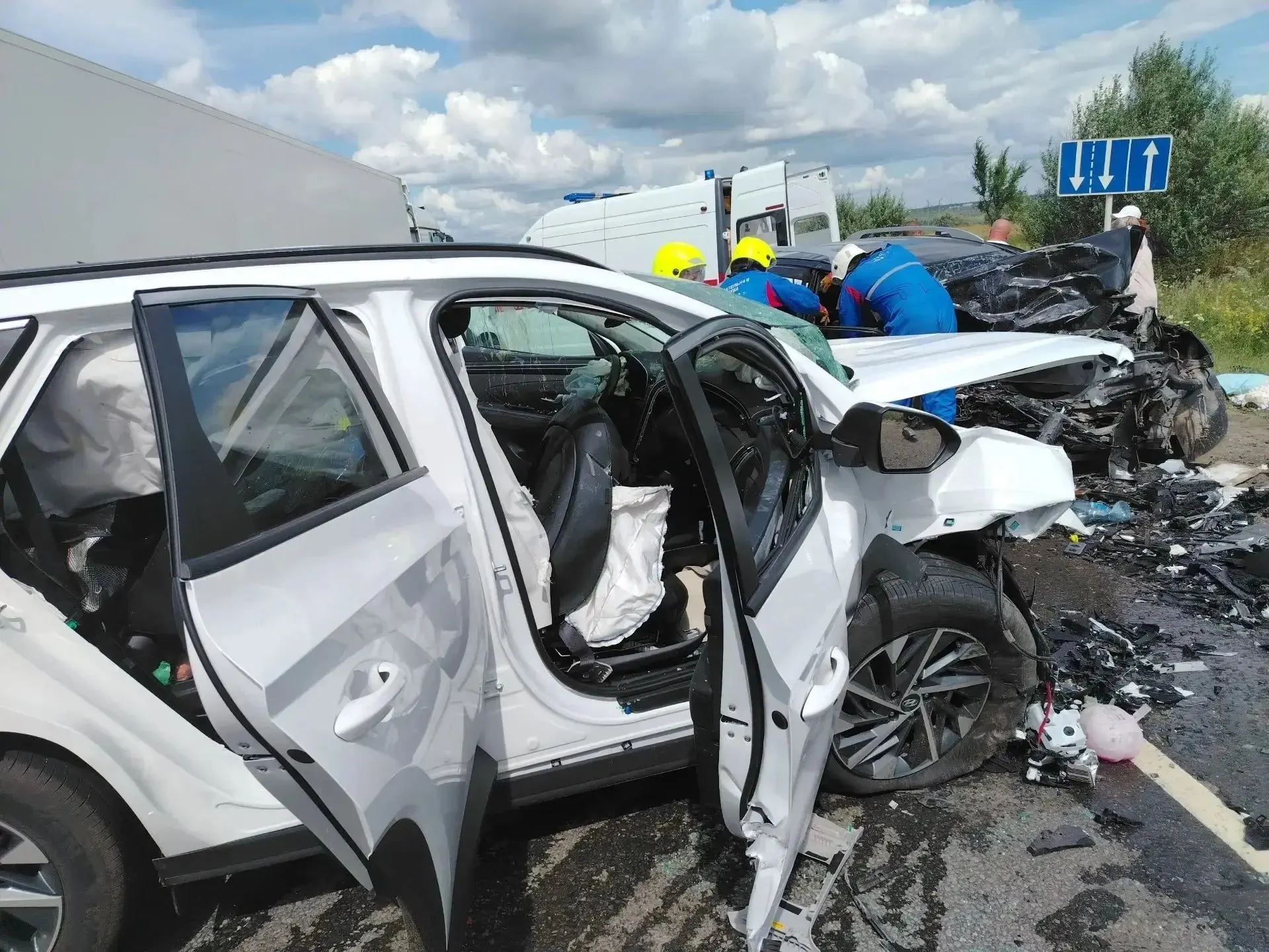 На 16 км дороги «Обход Сызрани» в Сызранском районе столкнулись Geely и Hyundai Tucson. На месте погибли двое, включая несовершеннолетнего; ещё пять человек получили травмы. Полиция проводит проверку.