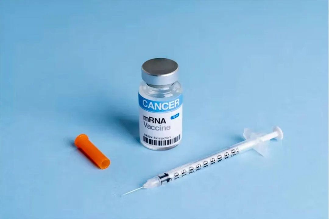 Moderna и Merck объявили о положительных результатах испытаний персонализированной мРНК‑вакцины против меланомы; акции компаний резко выросли, а правила поддержки в России подчеркивают развитие таких технологий.