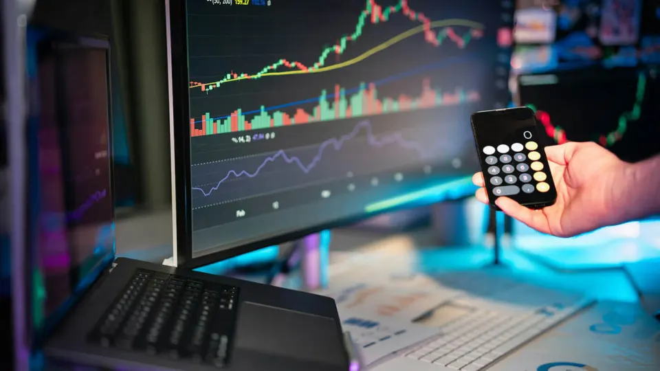 Обсуждается риск блокировок стейблкоина USDT и влияние на криптовалютный рынок России, включая шаги банка ПСБ по развитию собственных цифровых инструментов.