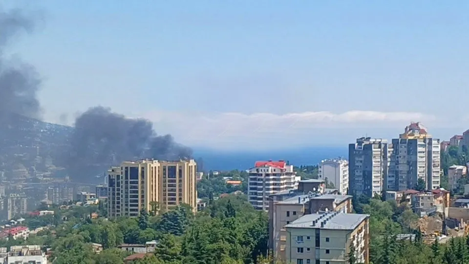 Украинские беспилотники нанесли удар по побережью Ялты, спровоцировав пожар у набережной. Власти проводят эвакуацию и разминирование, информации о пострадавших пока нет.