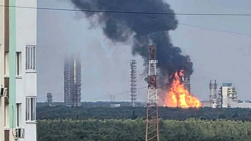 Завод Запсибнефтехим временно остановил работу после удара БПЛА; предприятие выпускает миллионы тонн полимеров и половину российского СУГ.