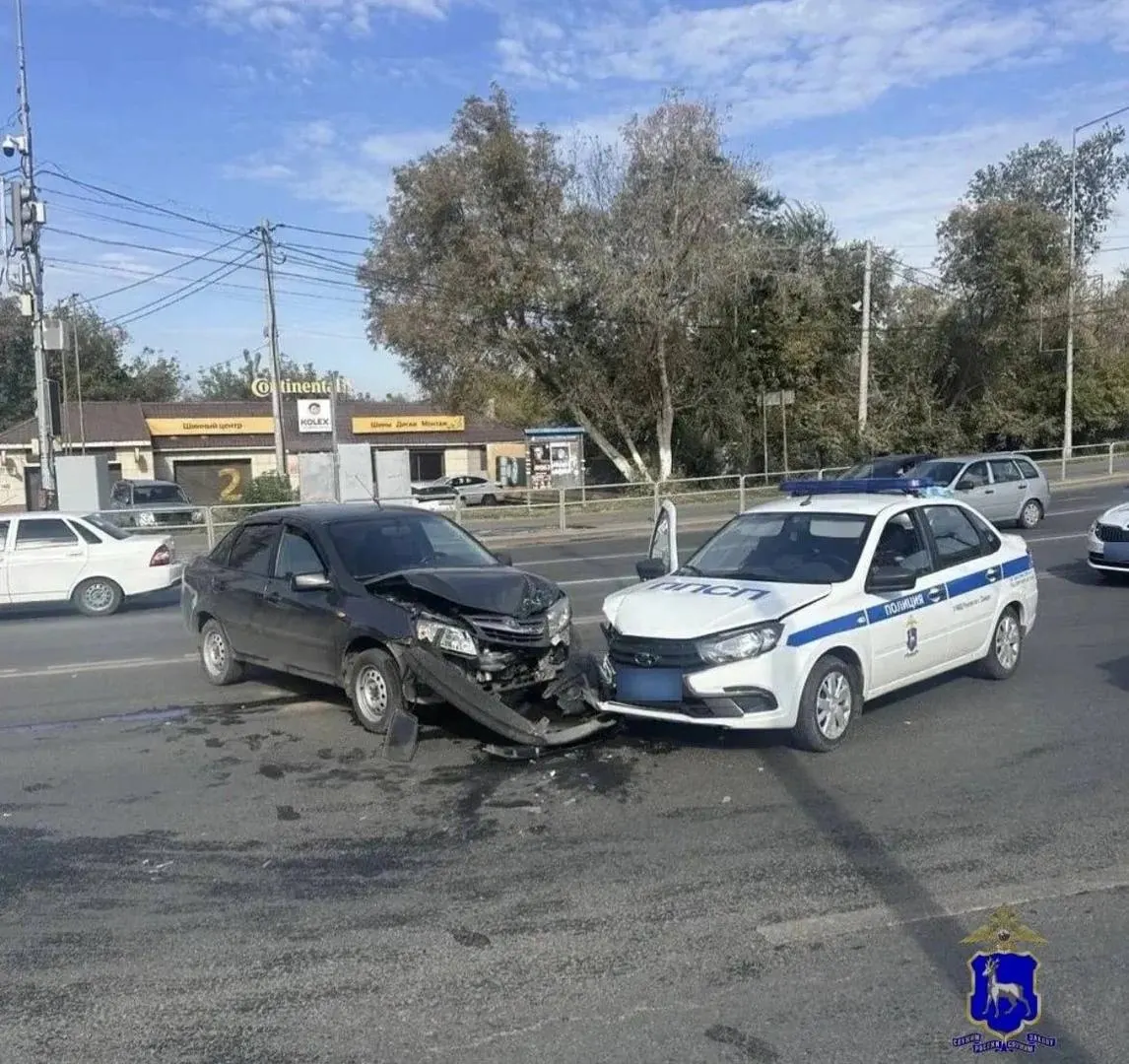 По данным МВД, утром полицейский автомобиль выехал на встречку по Ново-Садовой и столкнулся с Lada Granta; пострадавших нет.