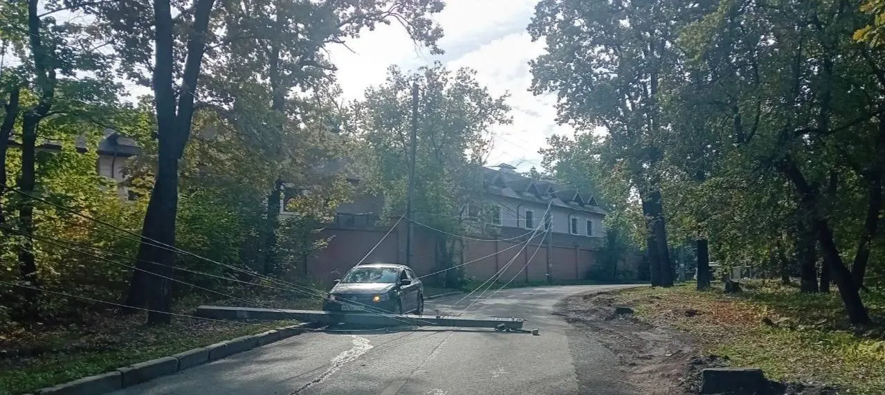 В Самаре, в Кировском районе, на автомобиль упал столб с проводами. Водитель не пострадал, выбраться из салона он не смог — машина оказалась заблокирована проводами.