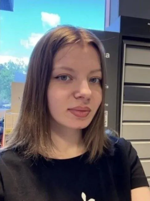 22-летняя Екатерина Харчалина пропала 3 сентября; поисками занимаются волонтеры «ЛизаАлерт» — информация по телефонам 8 (800) 700-54-52 и 112.