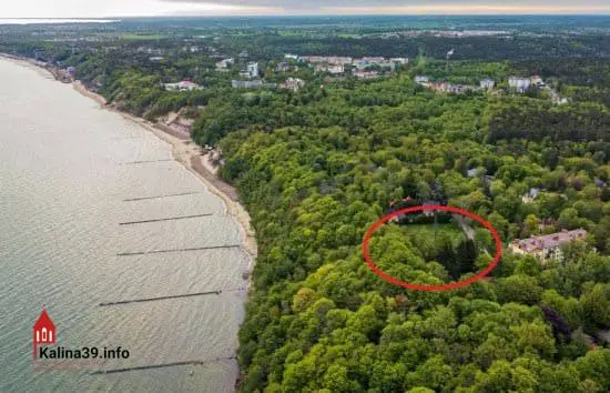 На побережье Отрадного продолжается застройка первой линии: новые разрешения продлены до июля 2027 года, стройплощадка готовится к появлению около 14 таунхаусов рядом с пляжем.