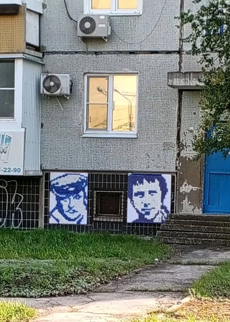 Местный житель Николай собрал портреты Андрея Миронова и Владимира Высоцкого из пластиковых крышек в Шлюзовом.