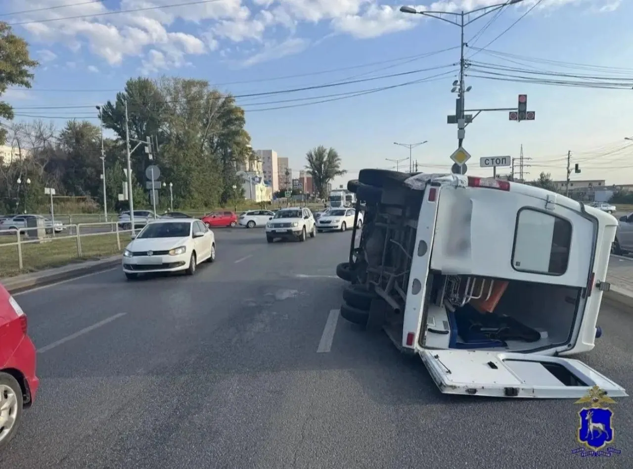 На Мехзаводе в Самаре Daewoo Matiz столкнулся со скорой, движущейся с мигалкой на запрещающий сигнал светофора; скорая опрокинулась, водителям оказали первую помощь, ведется расследование.