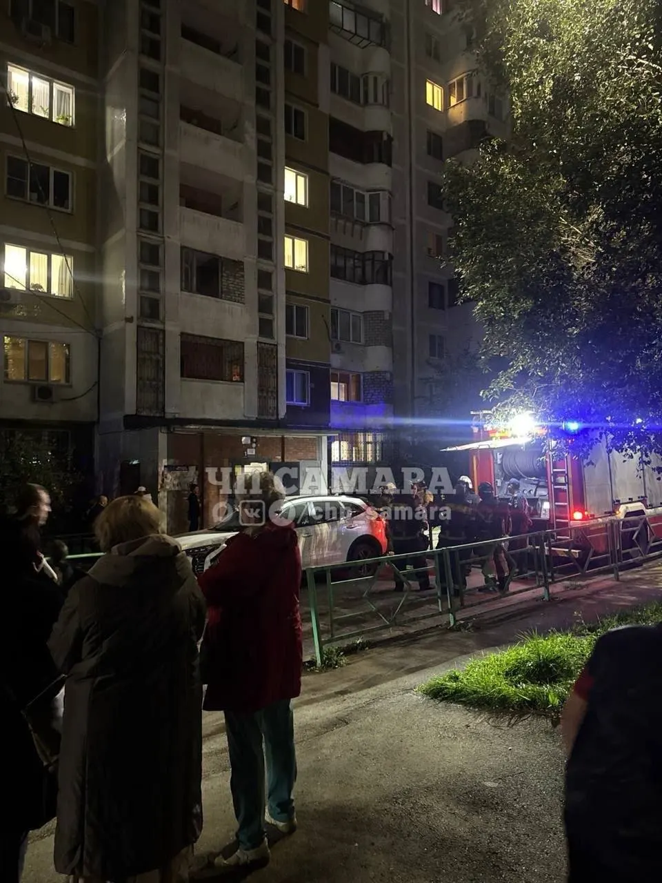 На месте задымления задействованы пожарные; подробности уточняются.