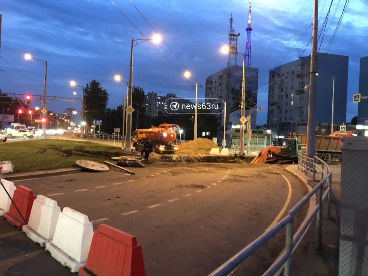 Ограничено движение на кольце XXII Партсъезда и Московском шоссе в Самаре; на месте работают насос для откачки воды и экскаватор.