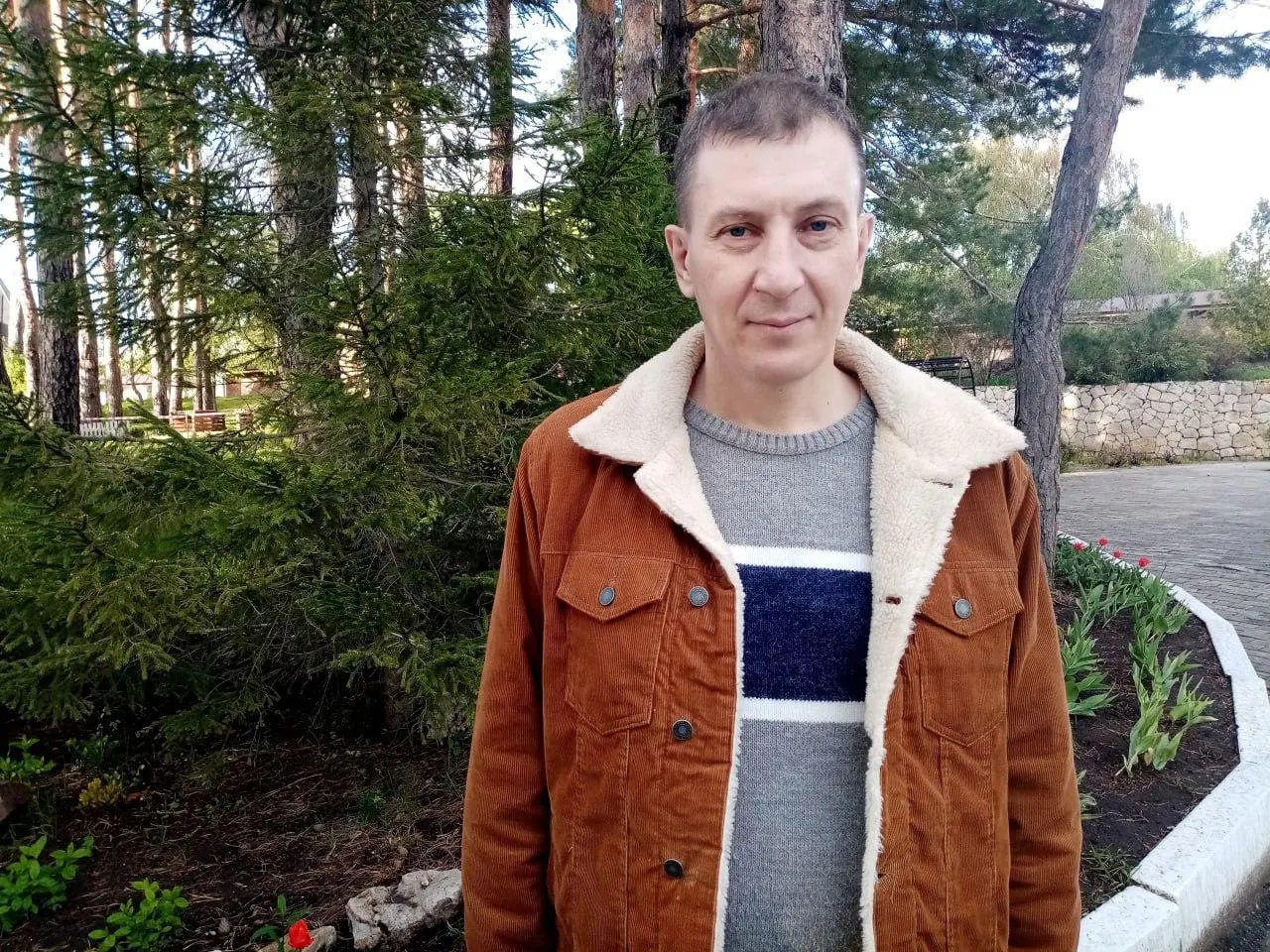 Андрей Балин, осуждённый за распространение «фейков» об армии, уже более 130 дней находится в штрафном изоляторе. Родственники жалуются на отсутствие медицинских осмотров и непояснённые причины содержания; условия в ШИЗО могут ухудшиться к осени.
