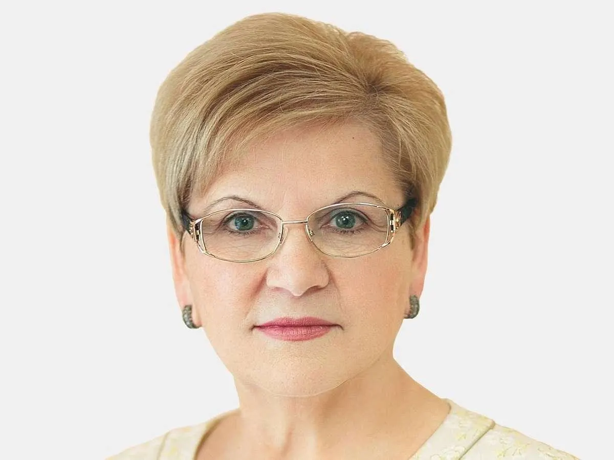 Новая председательница Самарской областной думы — Екатерина Ивановна Кузьмичева, впервые представляющая Тольятти; решение принято единогласно.