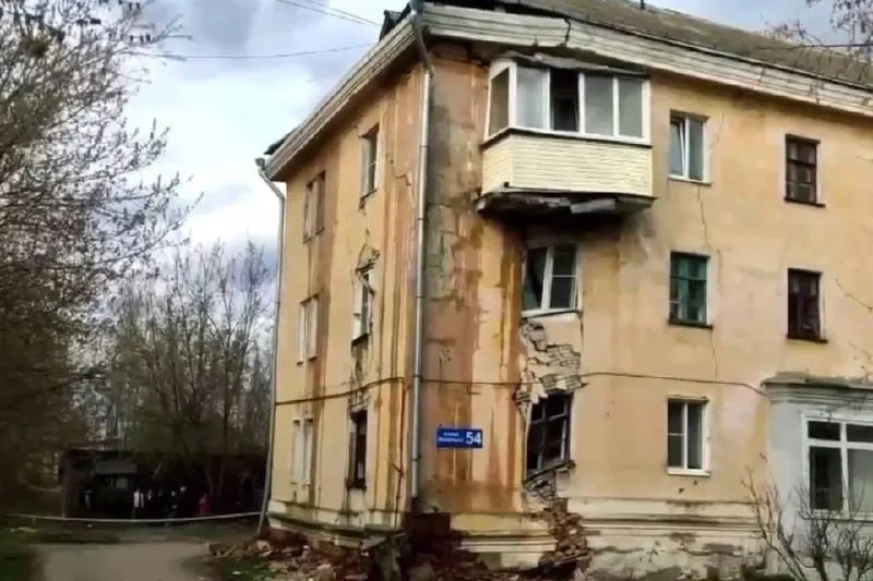 Дело касается старого трёхэтажного дома 1954 года постройки: его затапливали и оседали, а капитальный ремонт откладывали на годы. Суд идёт над директором УК, в то время как жильцы ждут решения по ремонту жилья.