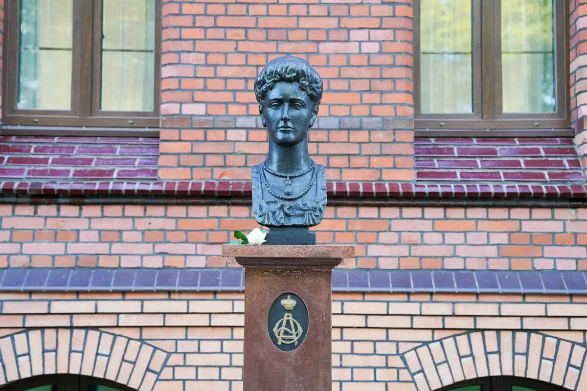 Памятники Николая II и императрице установлены возле краеведческого музея Гусева. Авторы — Леонид Михайленок; после кончины мастера бюсты передал друг скульптора, который организовал мемориальный комплекс.