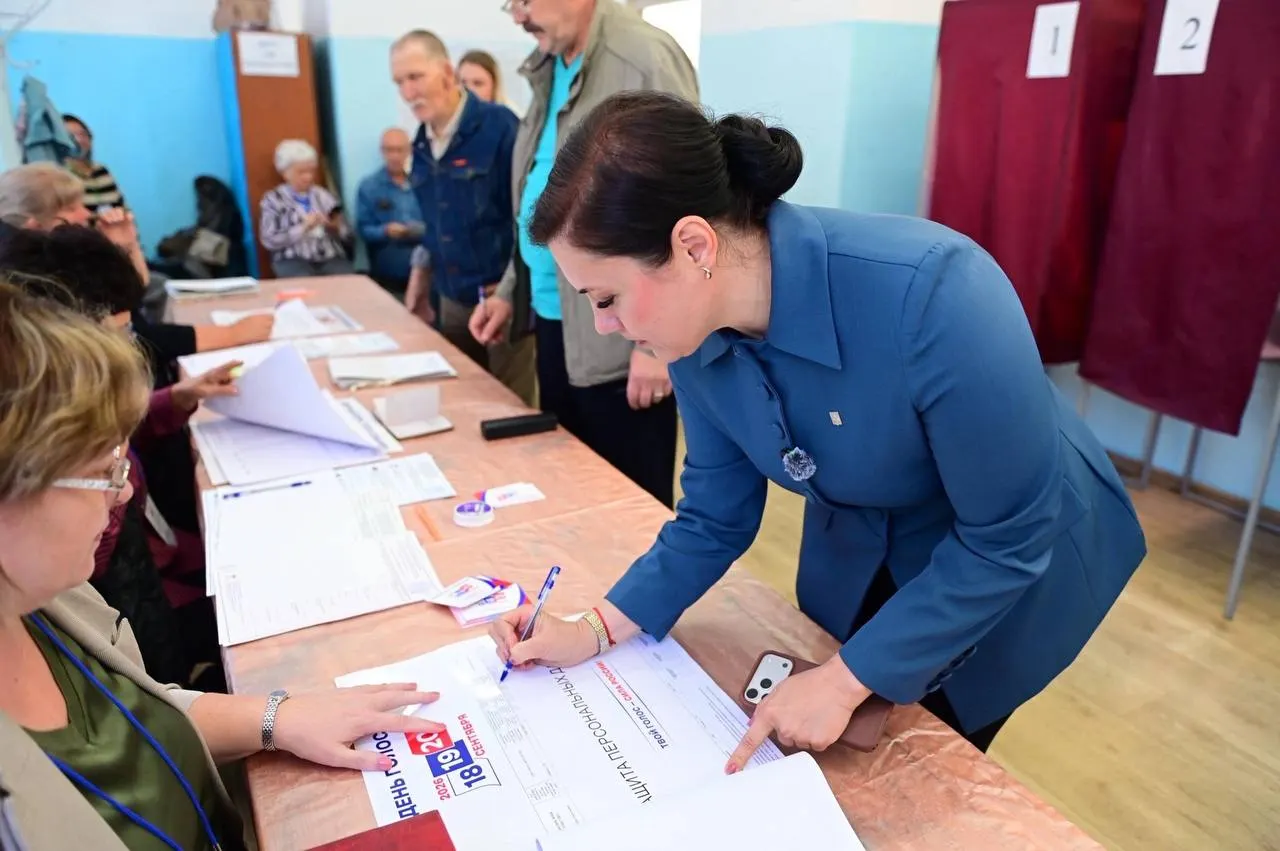 Глава города поделилась фотографией с избирательного участка и подчеркнула важность активного гражданского участия.