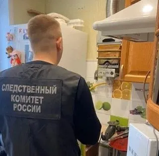 47-летний мужчина ударил ножом в грудь 29-летнего знакомого во время ревности к женщине. Инцидент произошёл 3 сентября; один подозреваемый задержан за покушение на убийство, другой остаётся в больнице.