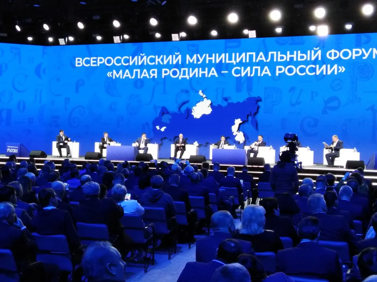 Указ устанавливает порядок проведения форума и церемонии награждения, возлагая ответственность за организацию на должностное лицо Администрации президента.