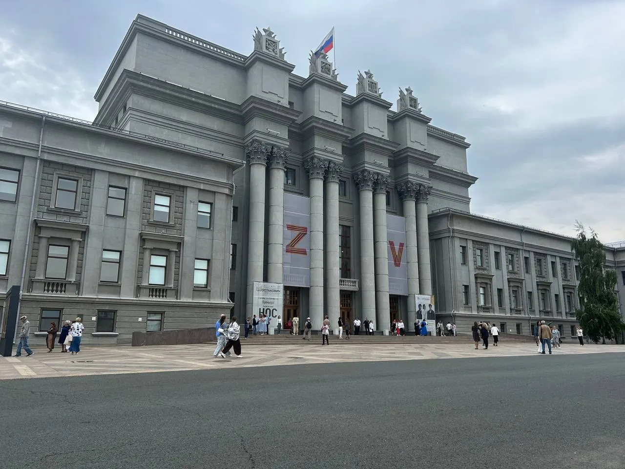 Жители Самары жалуются на парковку и принудительную эвакуацию авто возле площади после мероприятий.