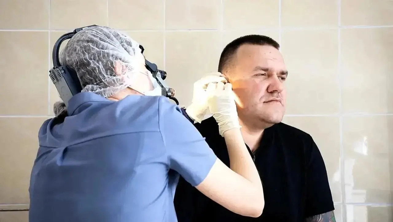После тяжёлого менингита и множественных инсультов пациент прошёл через реанимацию и две операции; сейчас он восстанавливается, разговаривает и узнаёт близких.