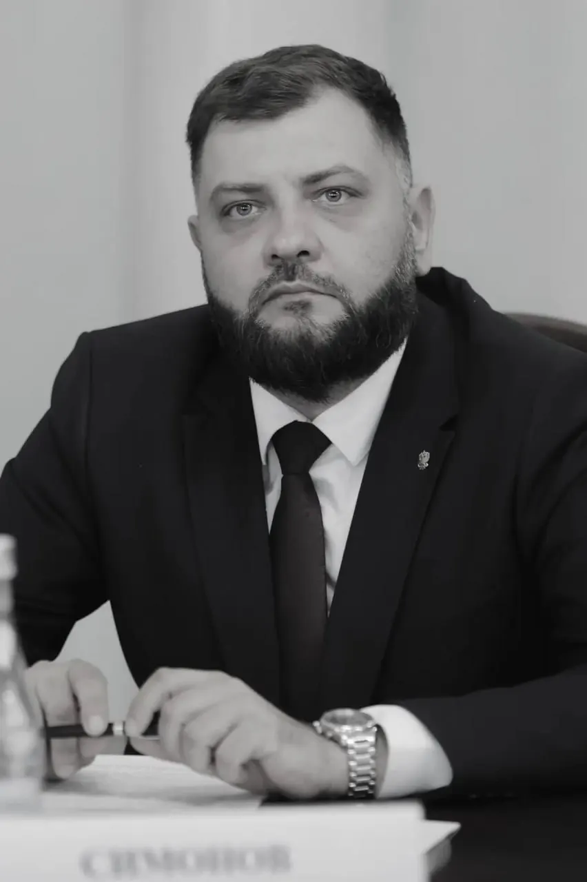 Скончался врио министра цифрового развития Самарской области Юрий Симонов. Ему было 40 лет. До этого он занимал должность первого заместителя министра цифрового развития, связи и массовых коммуникаций в ЛНР. На должность в Самарской области он вступил в конце июля 2026 года.