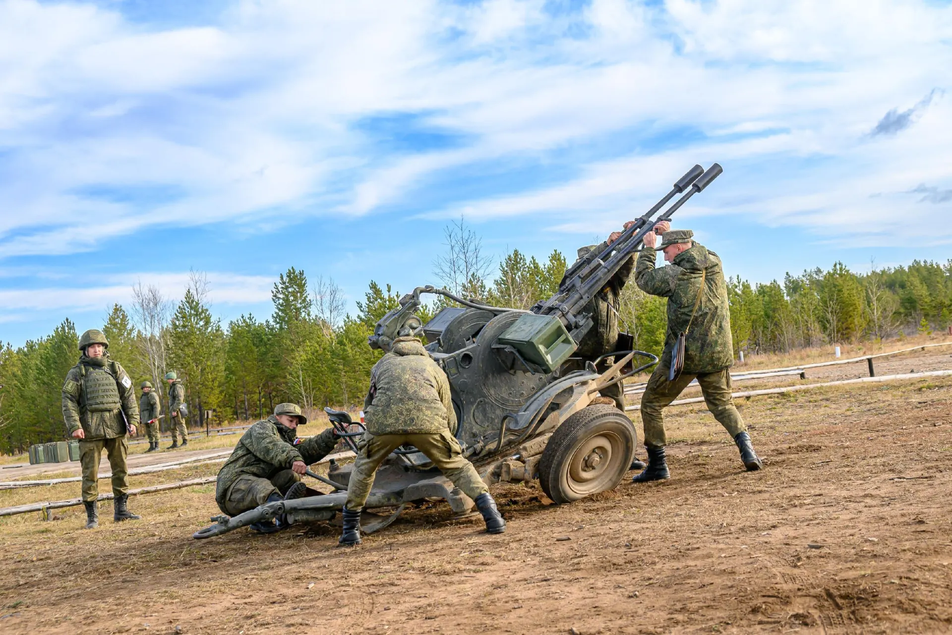 Согласно указу, численность вооружённых сил вырастет на 15,5 тысяч военнослужащих.
