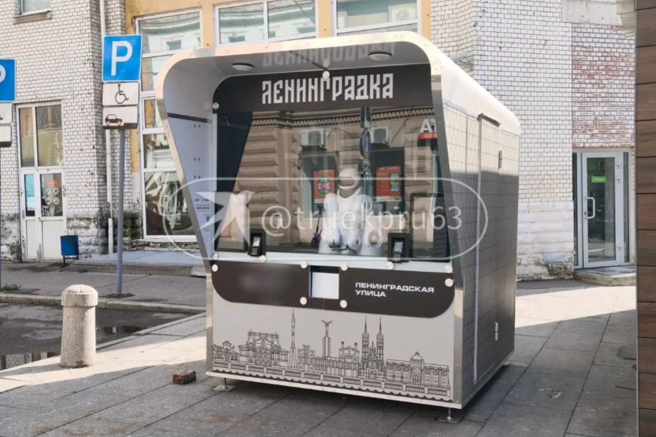 На Ленинградке запустили робот-бариста, который будет готовить кофе прохожим: выбираешь напиток, оплачиваешь и забираешь готовый заказ.