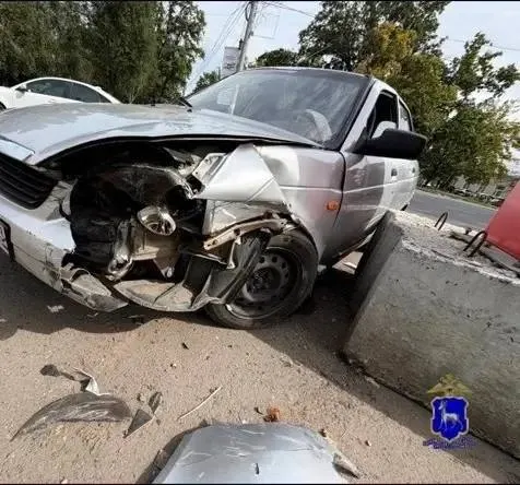 19-летний водитель не справился с управлением на улице Сергея Лазо и врезался в бетонный блок. В машине находились ещё трое молодых людей: двое 18-летних пассажиров получили помощь на месте, 17-летний подросток был доставлен в больницу.