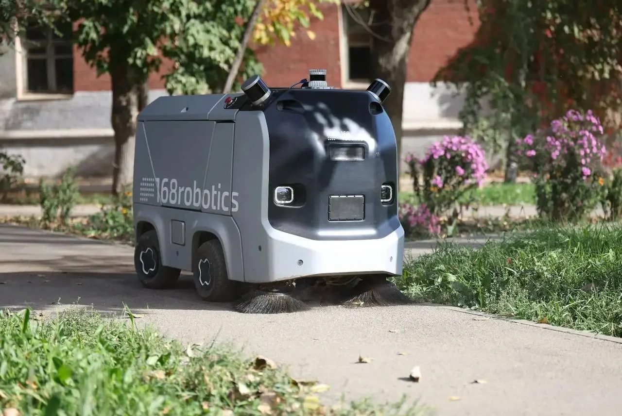 В Кировском районе Самары запущены два автономных робота-уборщика. Это первый подобный проект за пределами Московского региона. Мэр призывает горожан бережно относиться к технике.