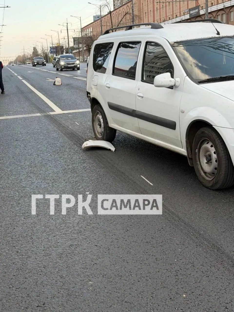 Утром на Московском шоссе в Самаре произошло столкновение двух легковых автомобилей возле остановки Потапова. Движение затруднено, заняты две полосы.