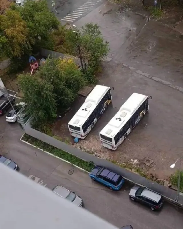 Жители жалуются на площадку для автобусов возле ЖК, где водители якобы справляют нужду возле детской площадки, а автобусы стоят с включёнными двигателями; чиновники утверждают, что площадка муниципальная и соответствует СанПин.