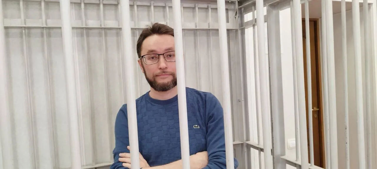 Казанский политзаключённый Андрей Бояршинов удерживается в штрафном изоляторе ИК‑2 Татарстана уже более месяца. По словам его группы поддержки, причиной стало наличие записей в личных дневниках, которые изъяли сотрудники колонии; официально — за нарушение режима.
