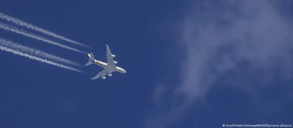 Киев попросил ICAO усилить меры безопасности и рассмотреть запрет на использование российского неба. В результате — задержки и отмены рейсов и новые вопросы для отрасли.