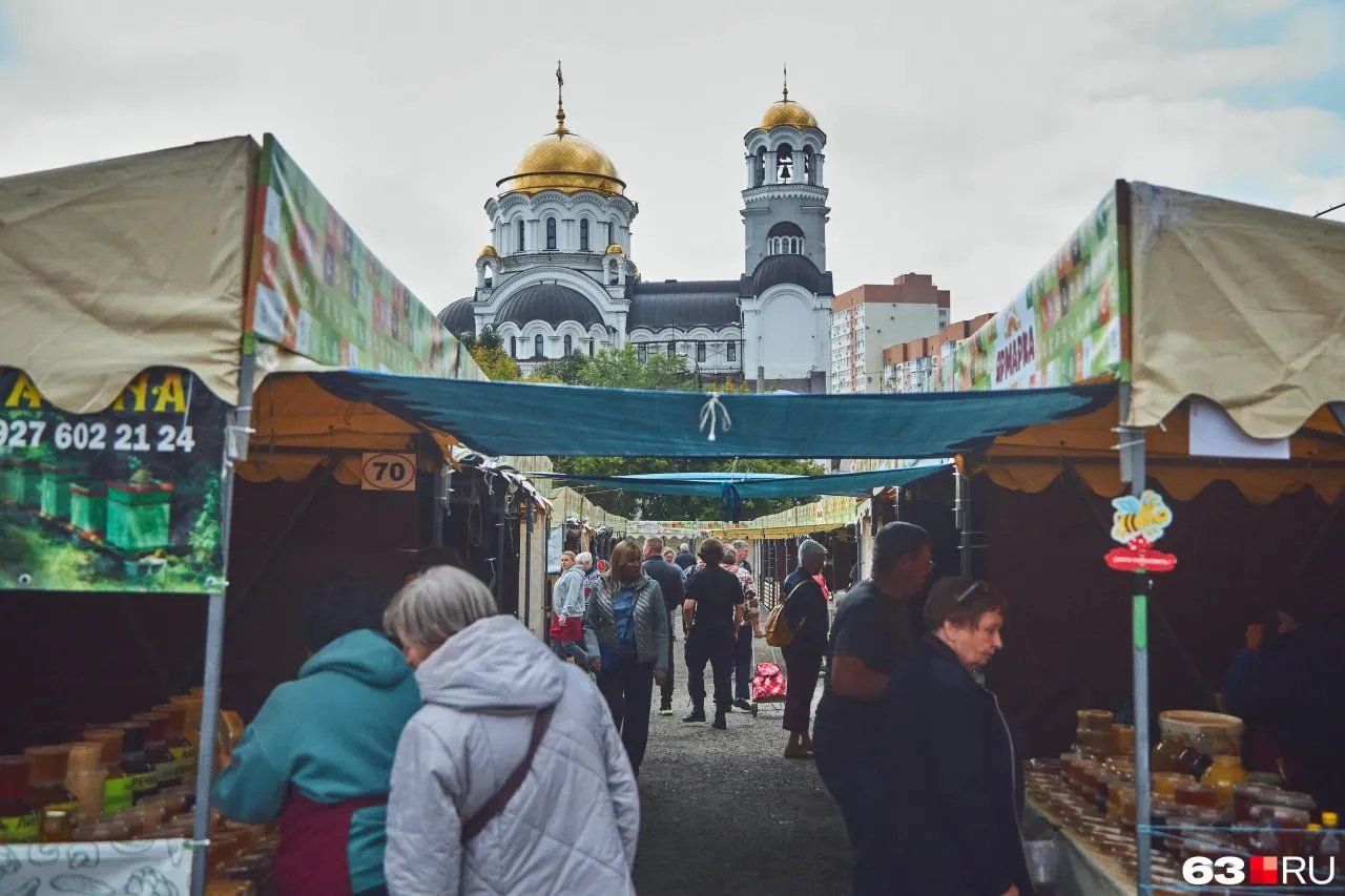 Осенняя ярмарка в городе предлагает широкий выбор сезонных товаров: от овощей и фруктов до меда, рыбы и веников — о ценах и планах горожан.