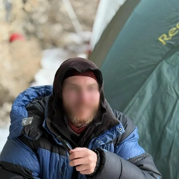 Двое альпинистов исчезли во время восхождения: один найден, другой всё ещё числится пропавшим.