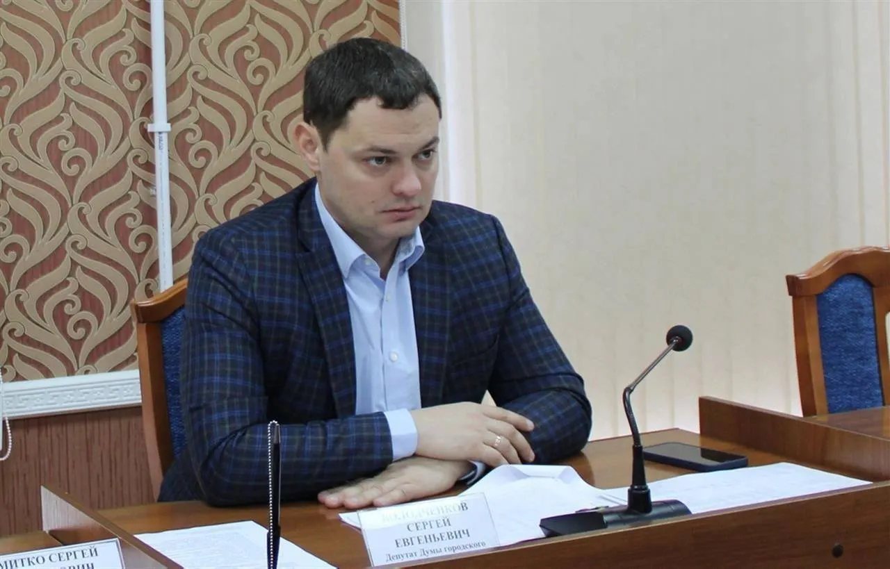 Губернатор региона предложил Сергею Володченкову занять пост министерства внутренней политики после выборов. 38-летний Володченков возглавляет Сызрань с августа 2025 года; ранее работал на машиностроительном предприятии «Тяжмаш» и был депутатом городской думы. Сейчас должность возглавляет Александр Кузнецов.
