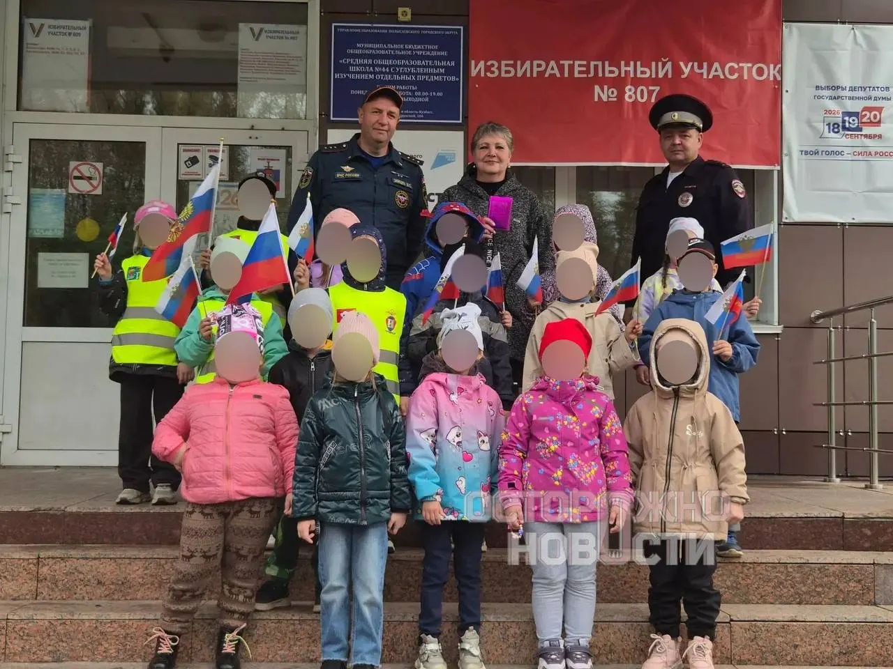 В ряде регионов фиксируют случаи, когда детсады организовывали экскурсии на участки и игровые голосования, пытаясь повлиять на детей.