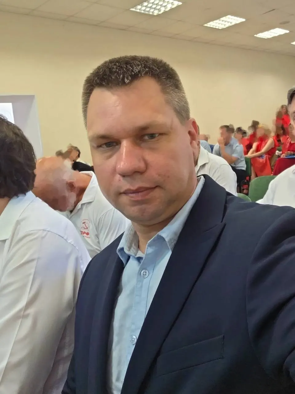 Кандидат КПРФ Андрей Тверсков избит на улице во время агитации; пострадавший получил сотрясение и подал заявление в полицию.