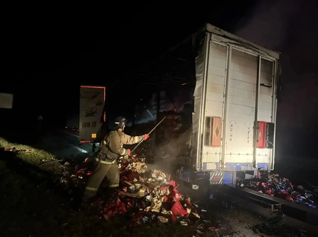 Ночью на Р-241 в Елховском районе загорелся прицеп DAF XF, перевозивший кондитерские изделия; пожарные ликвидировали возгорание, пострадавших нет.