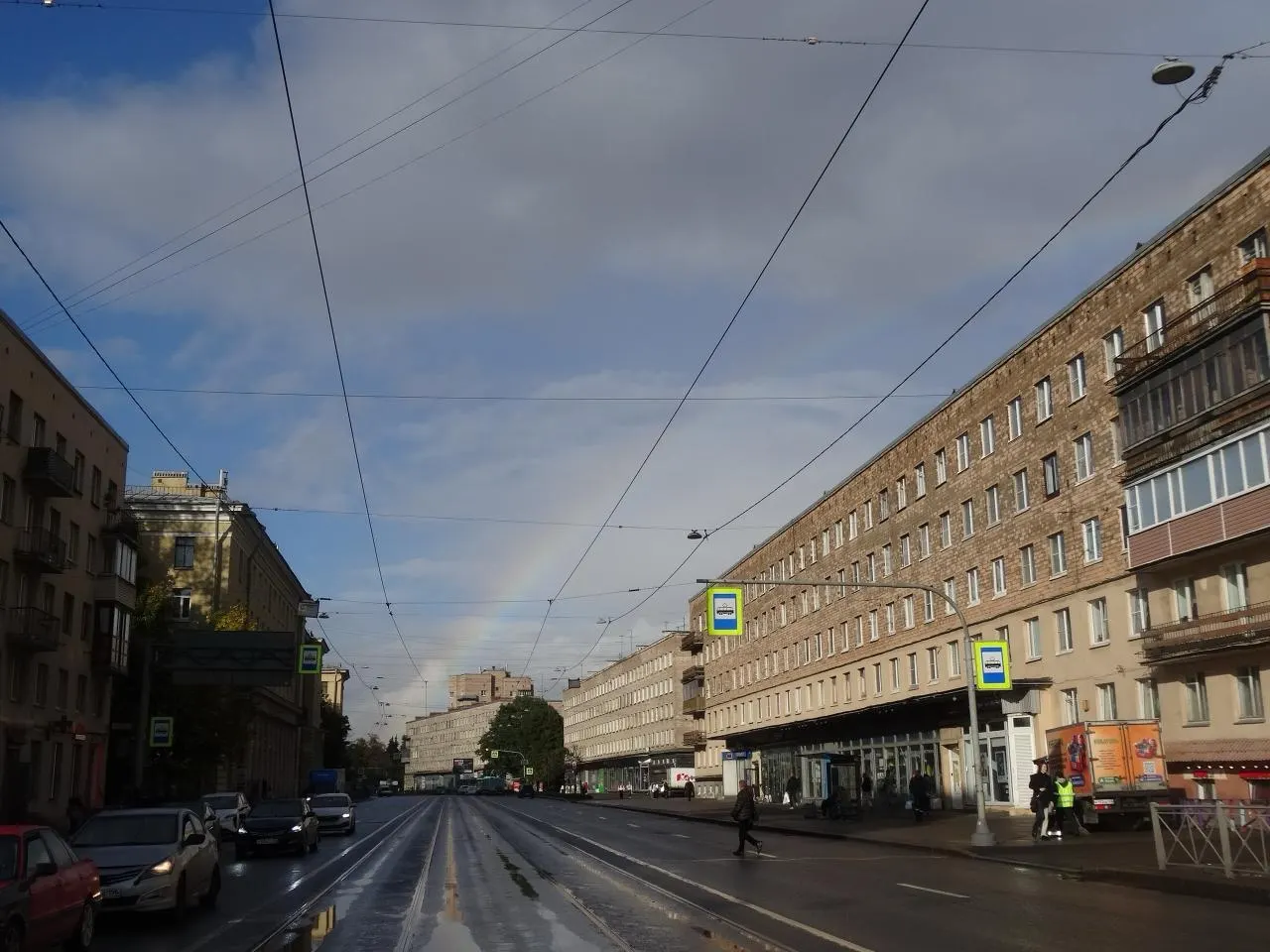 Вечером над Санкт-Петербургом наблюдали радугу; на трассе у Ульяновки произошло ДТП с пострадавшими. На станции Коммендантский проспект пассажирка упала на пути. Москвича оштрафовали за попытку проголосовать без регистрации. По регионам — погибло несколько человек в результате ударов по Украине; в Самарской области погиб мирный житель.