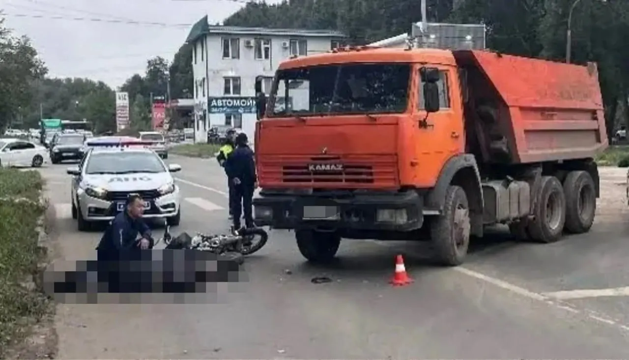 Утром в Кировском районе водитель КамАЗа не пропустил мотоциклиста; пострадавшего доставили в больницу.